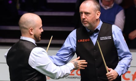 Luca Brecel diberi selamat oleh Mark Williams setelah kemenangan 13-11 petenis Belgia itu di Crucible