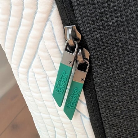 Handles for unzipping the mattress cover of the Tempur Pro Plus SmartCool mattress.