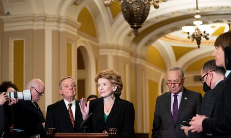 La senadora estadounidense Debbie Stabenow (D-MI) habla con los periodistas después de los almuerzos semanales del caucus del partido del Senado en el Capitolio de los Estados Unidos en Washington, Estados Unidos, el 13 de diciembre de 2022.