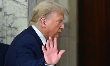 TOPSHOT-SHBA-DREJTËSIA-POLITIKA-TRUMP-MASHTRIMI<br>TOPSHOT - Ish-presidenti i SHBA-së Donald Trump përshëndet pasi foli në media gjatë ditës së tretë të gjyqit të tij për mashtrimin civil në Nju Jork më 4 tetor 2023. Gjyqi civil vjen pasi Gjykatësi i Nju Jorkut, Arthur Engoron, vendosi tashmë se Trump dhe djemtë e tij Eric dhe Don Jr kryen mashtrime duke fryrë vlerën e pasurive të paluajtshme dhe aseteve financiare të Organizatës Trump për vite me radhë. (Foto nga ANGELA WEISS / AFP) (Foto nga ANGELA WEISS/AFP nëpërmjet Getty Images)