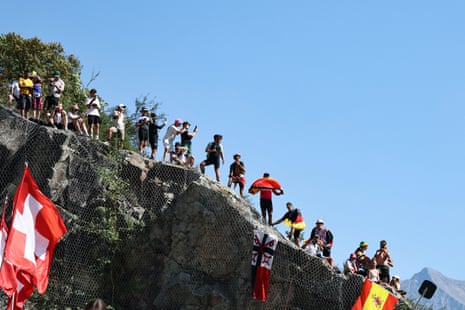 يصطف المتفرجون على مسار السباق في صعود Alpe d'Huez.