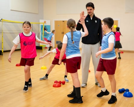 Senne Lammens with the pupils of Partington Central Academy