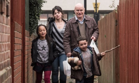 Hayley Squires and Dave Johns as Katie and Daniel and Briana Shann and Dylan McKiernan as Daisy and Dylan in I, Daniel Blake.