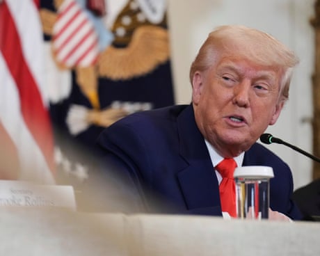 một người đàn ông là Donald Trump nói vào micrô một người đàn ông là Donald Trump nói vào micrô