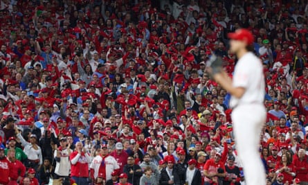 Les fans agitent des serviettes alors que le lanceur des Phillies Aaron Nola (27 ans) se prépare à lancer le quatrième match.