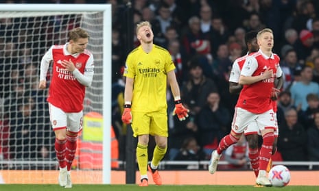 Aaron Ramsdale dari Arsenal bereaksi setelah kebobolan gol pertama tim mereka yang dicetak oleh Carlos Alcaraz dari Southampton (tidak ada dalam foto).