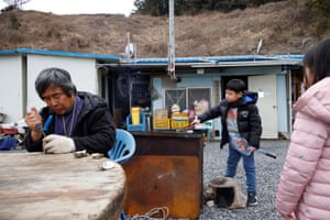 Islander Kim Si-young, 66, cooks oysters for Chan-hee and Chae-hee