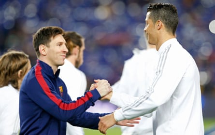 Lionel Messi shakes hands pinch Cristiano Ronaldo
