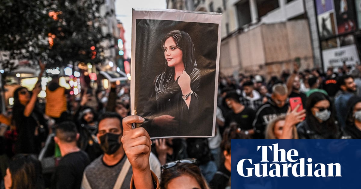 Забраната идва след като затвореният Нобелов лауреат Наргес Мохамади започва