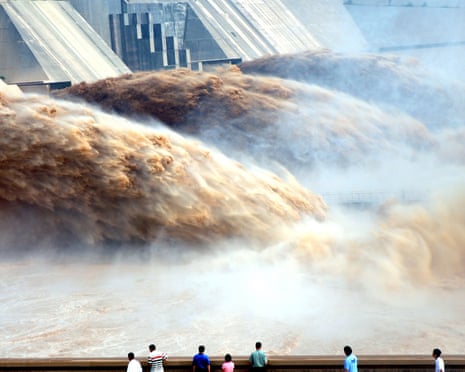 Tourists watch floodwaters gushing out of the Xiaolandi Dam during a flood-discharge and sand-washing operation of the Yellow River in Jiyuan city, central China’s Henan province.