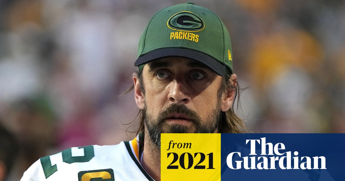 aaron rodgers chewing tobacco What's in Rodgers' mouth during games? Aaron Rodgers Gives Packers Fan