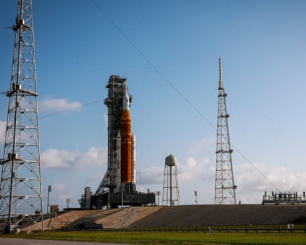 கேப் கனாவெரலில் உள்ள ஏவுதளத்தில் ஆர்ட்டெமிஸ் II மிஷன் ராக்கெட் மற்றும் பணியாளர் காப்ஸ்யூல்