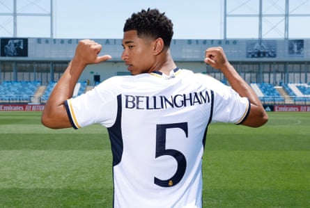 Bellingham memamerkan nomor bajunya