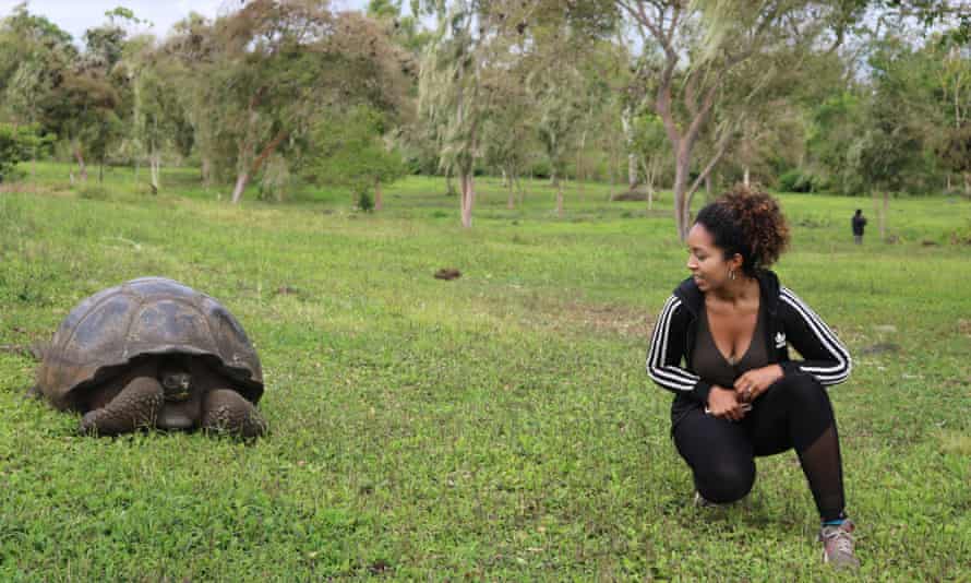 Georgina, fotografiada con una tortuga gigante, en un viaje a las Islas Galápagos.