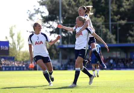 Tottenham observe Eveliina Summanen’s equaliser against Chelsea