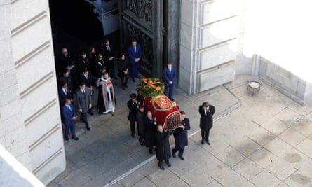 The body was carried by eight of Franco's descendants.