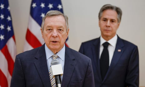 Tiroteo en California: 10 muertos en estudio de baile durante fiestas de año nuevo lunar – últimas actualizaciones 2 El senador estadounidense Dick Durbin (izquierda), con el secretario de Estado Antony Blinken, habla después de una mesa redonda con líderes de la diáspora ucraniana, en el Centro Cultural Ucraniano en Chicago, Illinois, el 20 de enero de 2023.
