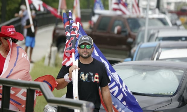 Donald Trump supporters protest the FBI investigation in Mar-a-Lago.