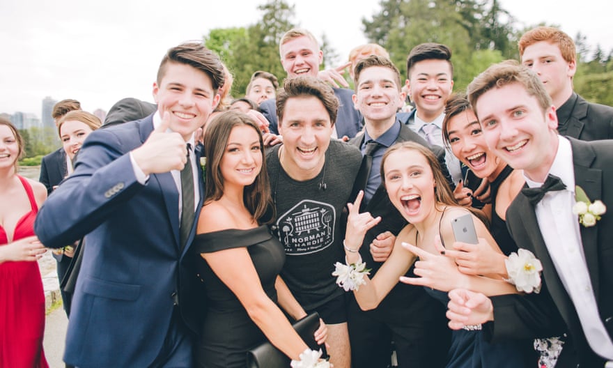 Justin Trudeau posing with high school students while out jogging in Vancouver 2017.
