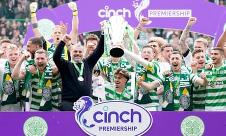 Celtic celebrate with the Scottish Premiership trophy in May 2022.