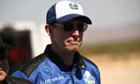 Glen de Vries, who traveled to space with William Shatner aboard Blue Origin’s New Shepard rocket, was killed in a plane crash Thursday.