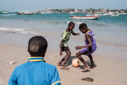 Bambini che giocano a calcio sulla spiaggia di N'Gor. Molti di coloro che non vanno a scuola trascorrono le loro giornate giocando per le strade o sulle spiagge intorno a Dakar.