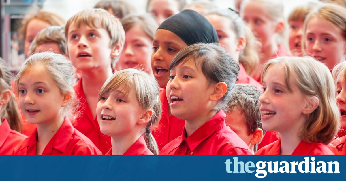Hallé/Elder review – Jonathan Dove explains evolution … with singing galaxies