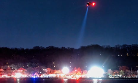 Katastrofa samolotu pasażerskiego w Waszyngtonie DCepa11862665 Zespoły ratunkowe przeszukują rzekę Potomak po tym, jak samolot pasażerski zderzył się z wojskowym śmigłowcem podczas podejścia do lotniska Ronald Reagan National Airport w Waszyngtonie, DC, USA, 29 stycznia 2025 r. Według wstępnego oświadczenia Federalnej Administracji Lotnictwa Stanów Zjednoczonych (FAA), odrzutowiec regionalny Bombardier CRJ700 linii lotniczych PSA Airlines, który wystartował dziś rano z Wichita w stanie Kansas, zderzył się w powietrzu ze śmigłowcem Sikorsky H-60 podczas podejścia do lotniska Reagan Washington National Airport. EPA/JIM LO SCALZO