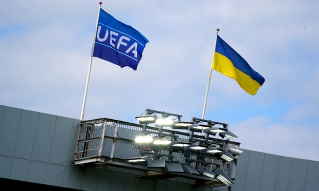 La bandera de la UEFA y la bandera de Ucrania ondean juntas en Hampden Park antes del partido entre Escocia y Ucrania.