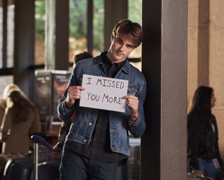 Jacob Elordi holding up a sign saying ‘I missed you more’.