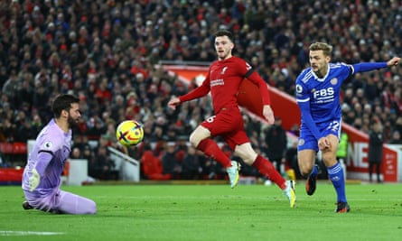 Kiernan Dewsbury-Hall le da al Leicester la ventaja inicial.
