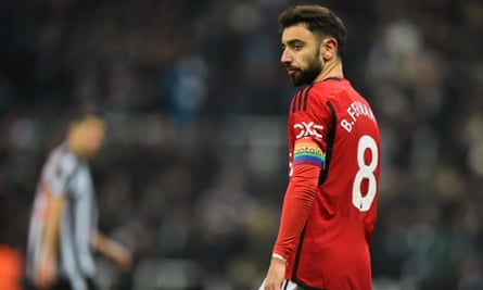ردة فعل برونو فرنانديز لاعب مانشستر يونايتد بعد الهزيمة أمام نيوكاسل في الدوري الإنجليزي الممتاز.