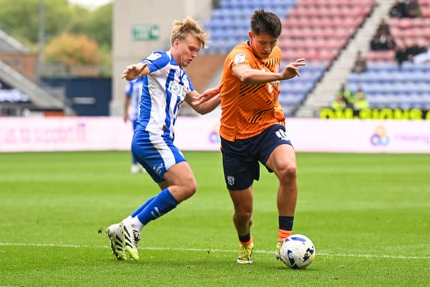 Joel Colwill comemora gol pelo Cardiff.