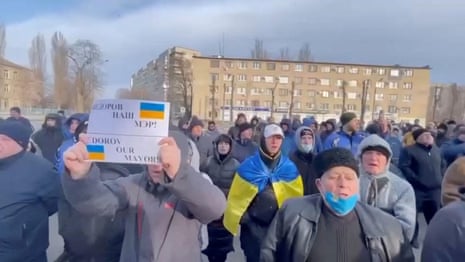 Ukrainians protest against reported mayor kidnapping – video