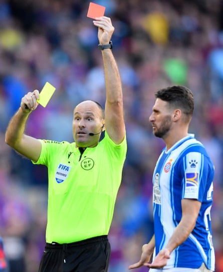 Antonio Mateo Lahoz reparte sus cartas.