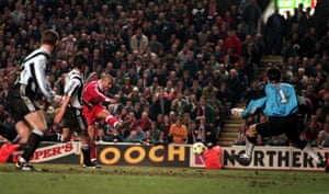 Collymore fires home Liverpool’s late winning goal.