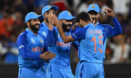 Virat Kohli (al centro) festeggia con i suoi compagni di squadra dopo essere stato sorpreso a licenziare Wesley Madhevere.