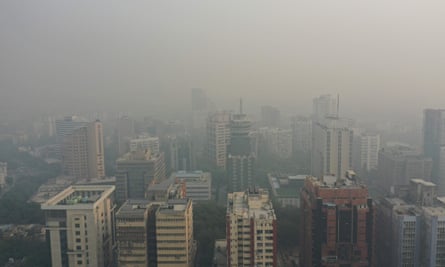 Une vue aérienne montre mercredi des immeubles de bureaux au milieu de fortes conditions de smog à New Delhi.