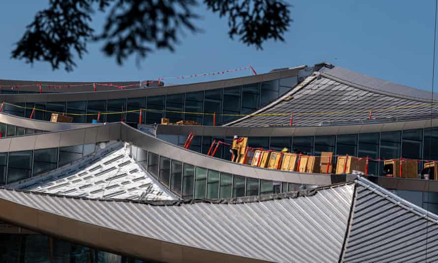 Trabajadores construyendo el techo de 'piel solar' en Mountain View, California.