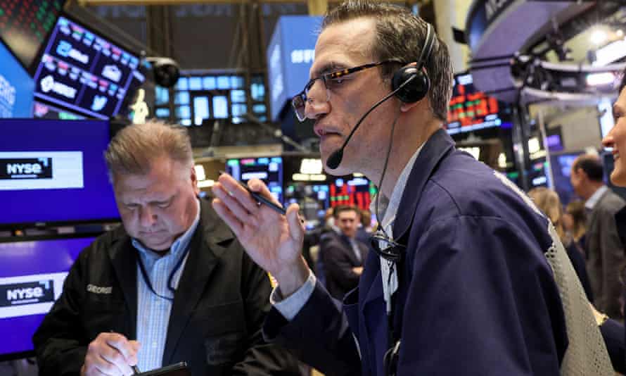 Traders werken gisteravond op de vloer van de NYSE in New York