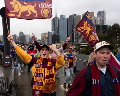 Brisbane fans turn back the clock on their way to the MCG
