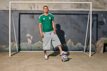 Roberto Alvarado wearing the Mexico home shirt