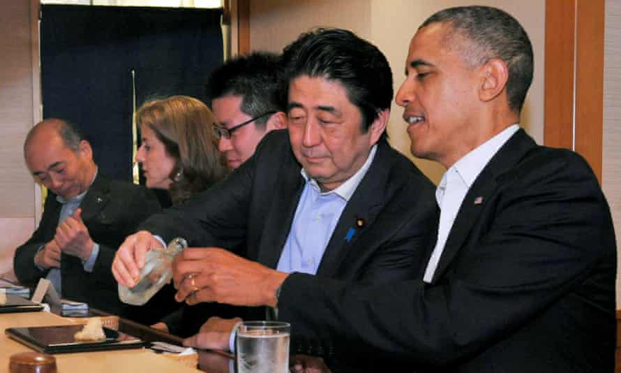2014年、バラク・オバマが東京のスキアバシ次郎寿司レストランで夕食をとったとき、安倍晋三が彼らのために注ぎました。