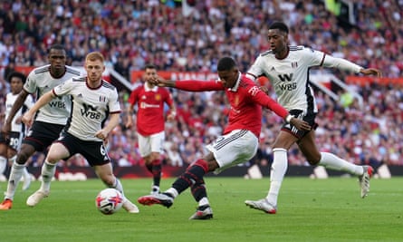 Marcus Rashford tire au but lors du match de Manchester United contre Fulham le dernier jour de la saison.