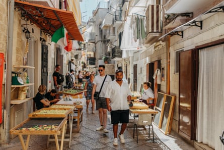 Tourists in Arco Basso alley