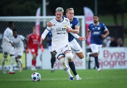 Robbie Ure (left) shrugs off the attentions of Halmstad’s Gustav Friberg