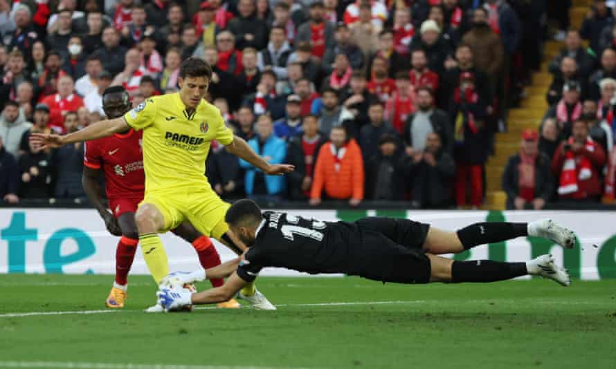 Villarreals Pau Torres skyddar bollen från Liverpools Sadio Mane när hans målvakt Geronimo Rulli kastar sig på den.