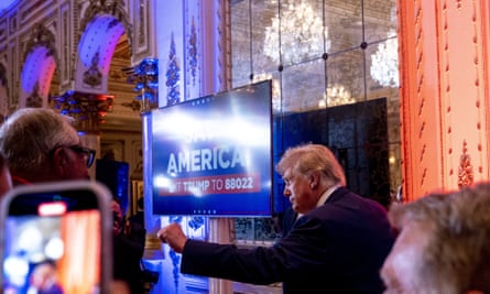 Trump branded midterms’ ‘biggest loser’ as DeSantis win fuels 2024 talk | US midterm elections 2022 1 Donald Trump with guests at Mar-a-Lago on Tuesday.