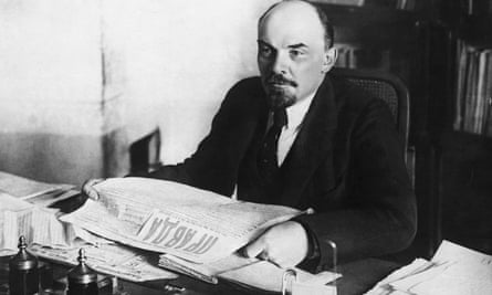 Vladimir Lenin, cu un număr al ziarului Pravda, pe care l-a fondat și editat împreună cu Iosif Stalin