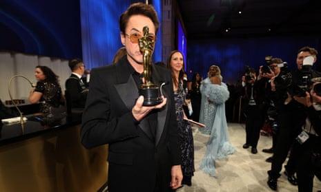96th Academy Awards - Oscars Governors Ball - HollywoodRobert Downey Jr. poses with the Oscar for Best Supporting Actor for “Oppenheimer” at the Governors Ball following the Oscars show at the 96th Academy Awards in Hollywood, Los Angeles, California, U.S., March 10, 2024. REUTERS/Mario Anzuoni